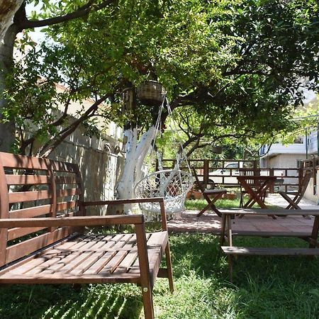 Modern Apartment With Garden กิสเซมอส ภายนอก รูปภาพ