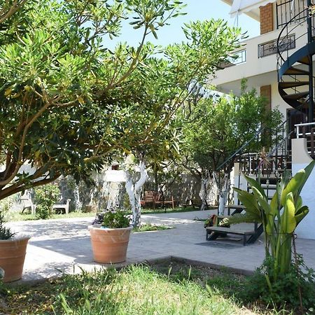 Modern Apartment With Garden กิสเซมอส ภายนอก รูปภาพ