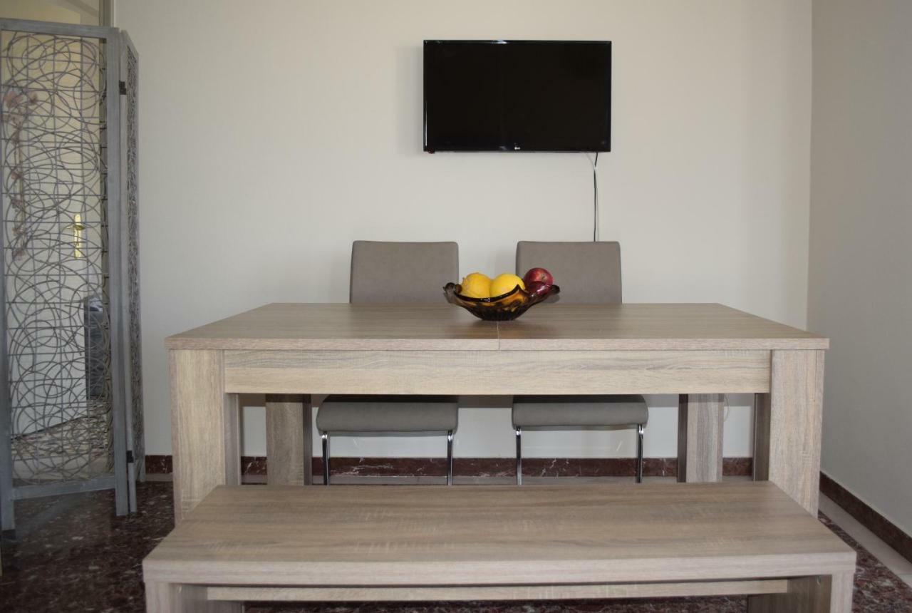 Modern Apartment With Garden กิสเซมอส ภายนอก รูปภาพ