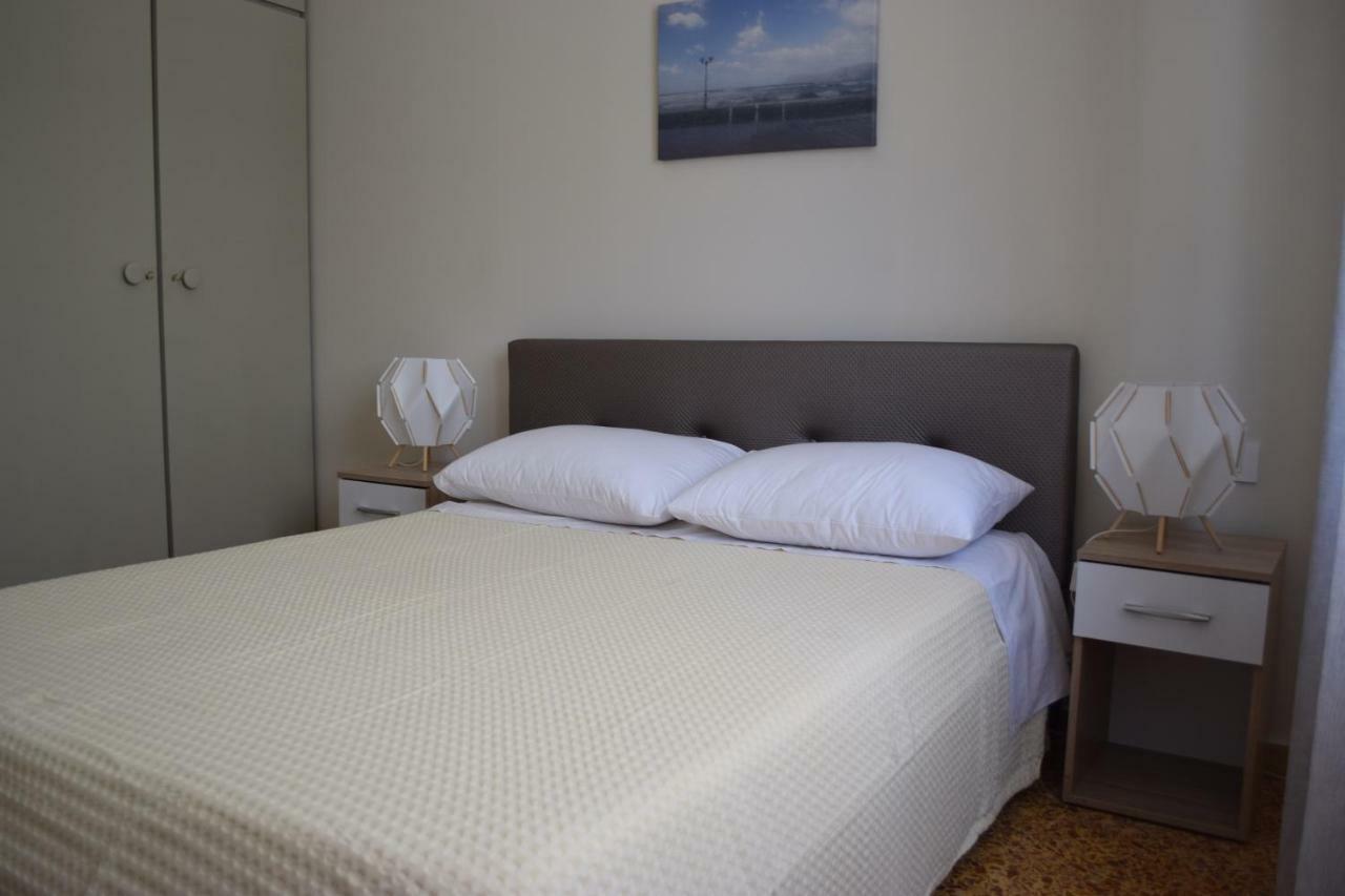 Modern Apartment With Garden กิสเซมอส ภายนอก รูปภาพ