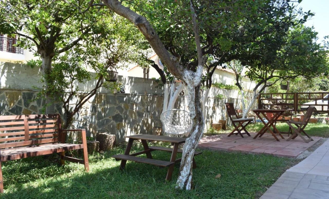Modern Apartment With Garden กิสเซมอส ภายนอก รูปภาพ
