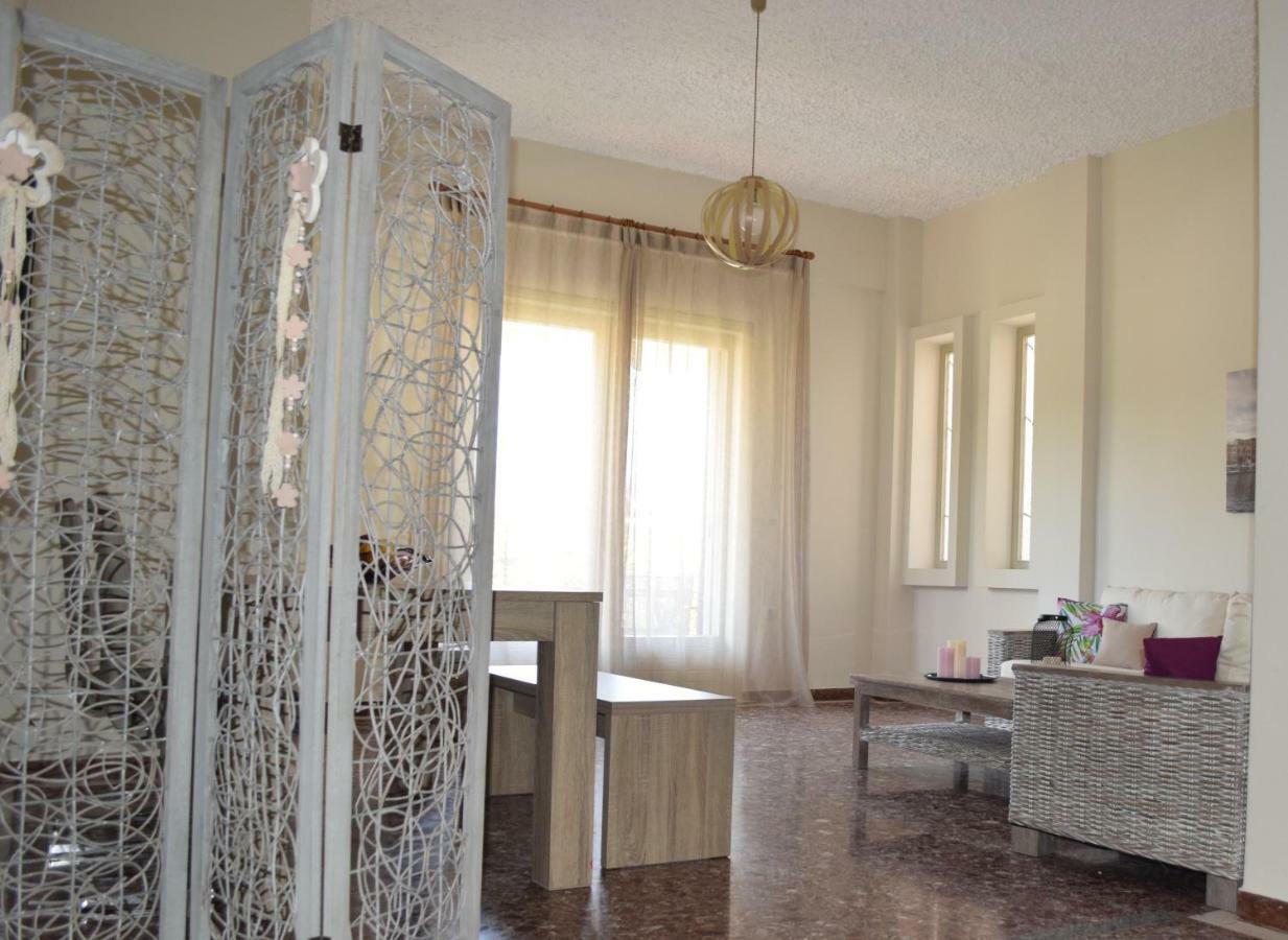 Modern Apartment With Garden กิสเซมอส ภายนอก รูปภาพ