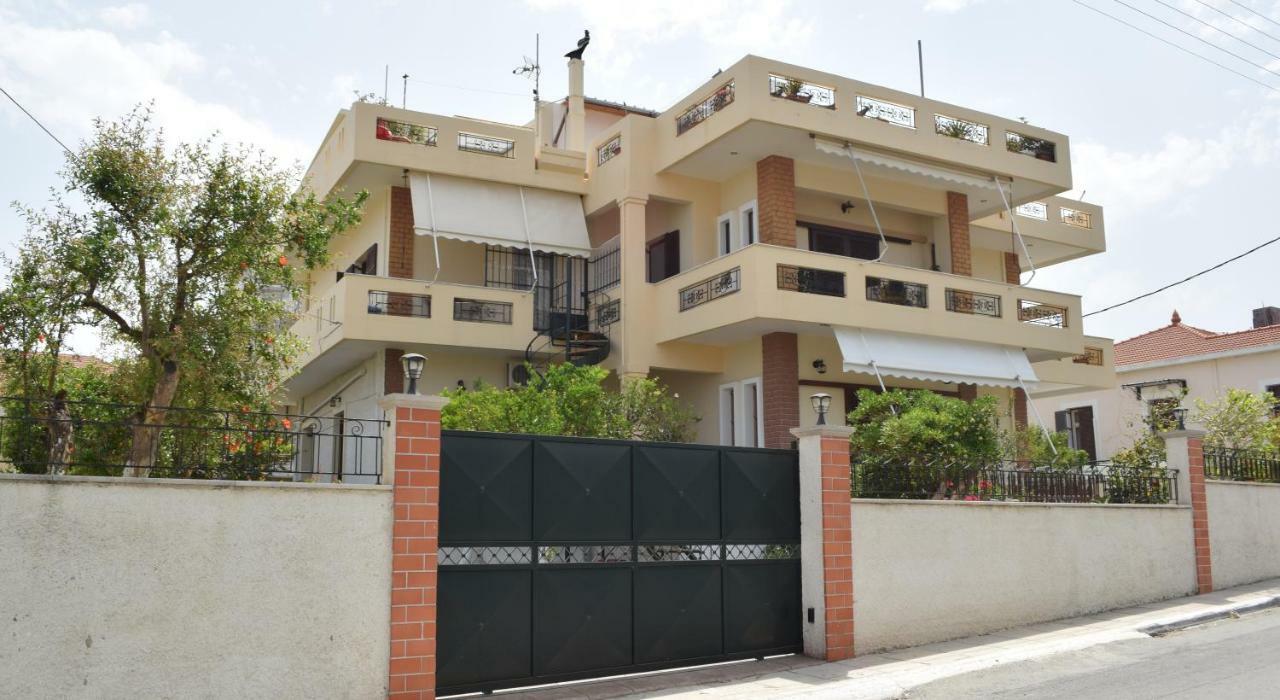 Modern Apartment With Garden กิสเซมอส ภายนอก รูปภาพ